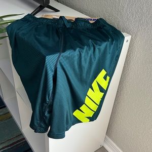 Nike men’s large green technical fabric shorts